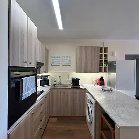 Makenzy Sandy Beachfront Paradise Apartament *