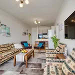 Makenzy Sandy Beachfront Paradise لارنكا