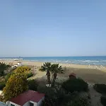 Makenzy Sandy Beachfront Paradise لارنكا