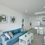 Makenzy Sandy Beachfront Paradise لارنكا