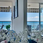 Makenzy Sandy Beachfront Paradise لارنكا