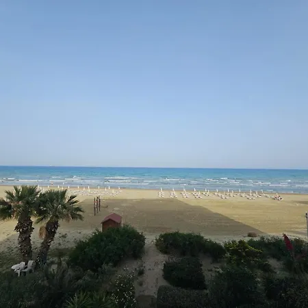 Makenzy Sandy Beachfront Paradise Апартаменти
