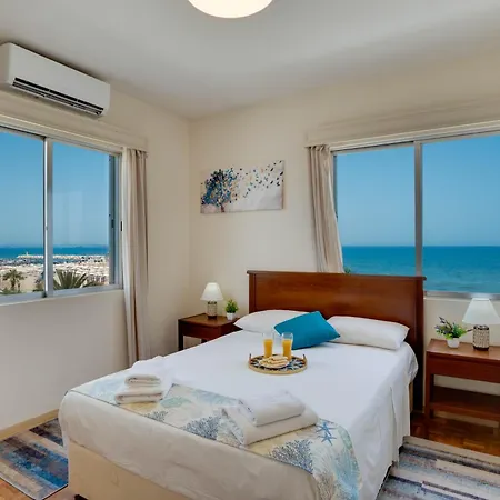 Апартаменти Makenzy Sandy Beachfront Paradise
