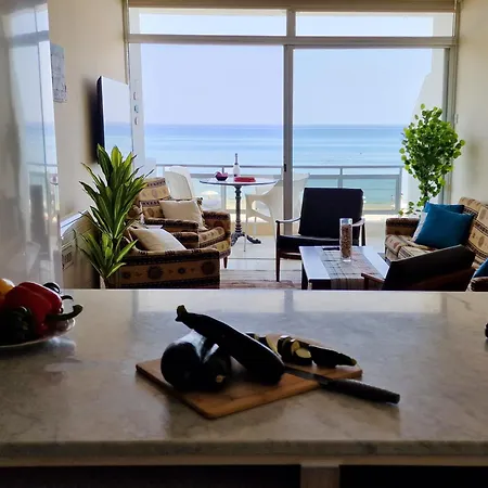 Апартаменти Makenzy Sandy Beachfront Paradise Ларнака