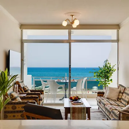 Makenzy Sandy Beachfront Paradise Apartment