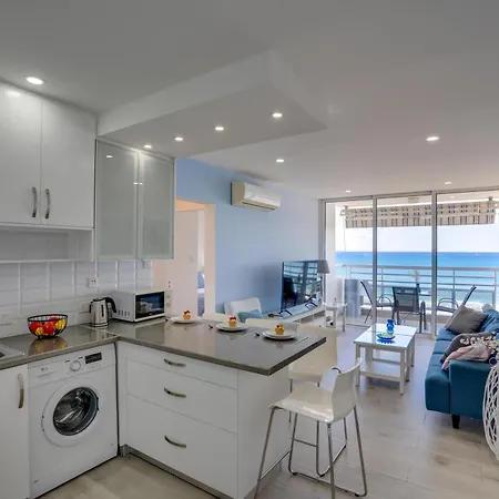 Makenzy Sandy Beachfront Paradise شقة لارنكا