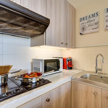 Апартаменты Makenzy Sandy Beachfront Paradise