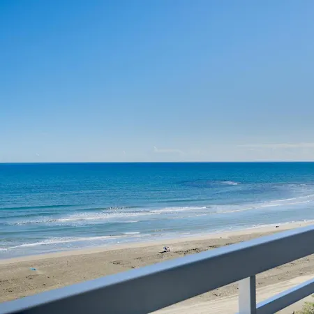 Makenzy Sandy Beachfront Paradise Апартаменты Ларнака
