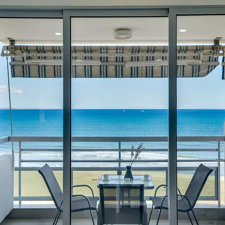 Апартаменты Makenzy Sandy Beachfront Paradise *