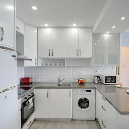 Апартаменты Makenzy Sandy Beachfront Paradise