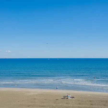 Makenzy Sandy Beachfront Paradise * Ларнака