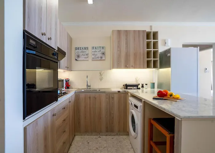 Makenzy Sandy Beachfront Paradise *