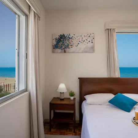 Makenzy Sandy Beachfront Paradise דירה לרנקה