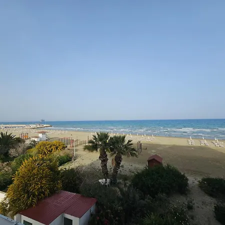 דירה Makenzy Sandy Beachfront Paradise לרנקה