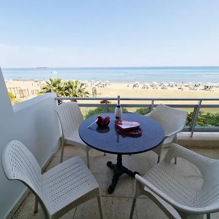 Makenzy Sandy Beachfront Paradise לרנקה