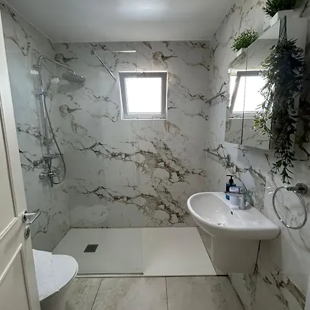 Makenzy Sandy Beachfront Paradise דירה לרנקה