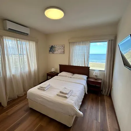 דירה Makenzy Sandy Beachfront Paradise לרנקה