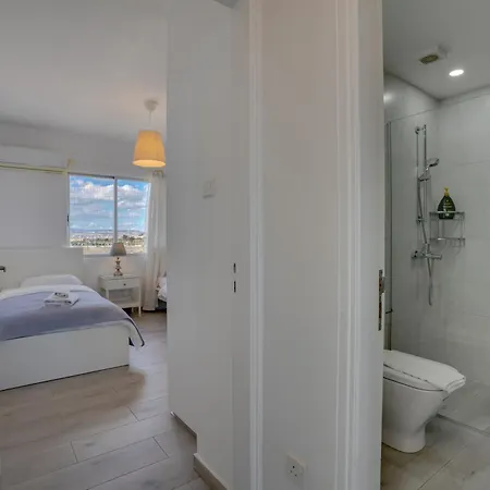 Makenzy Sandy Beachfront Paradise * לרנקה