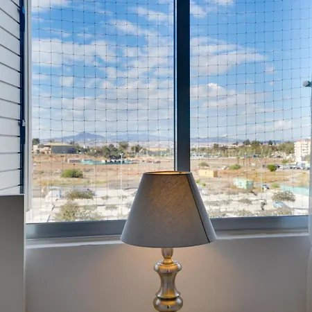 Makenzy Sandy Beachfront Paradise דירה לרנקה