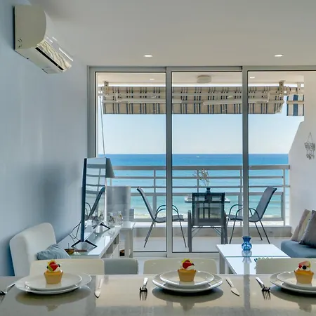 Makenzy Sandy Beachfront Paradise דירה לרנקה