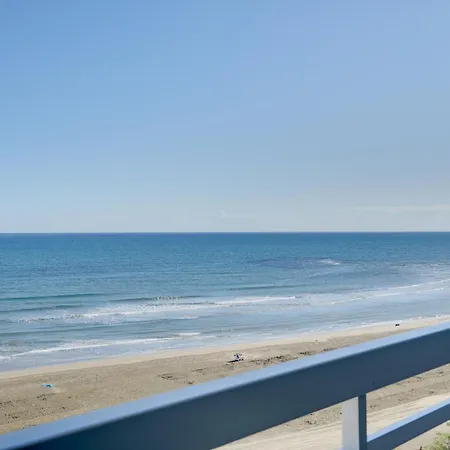 Makenzy Sandy Beachfront Paradise דירה לרנקה