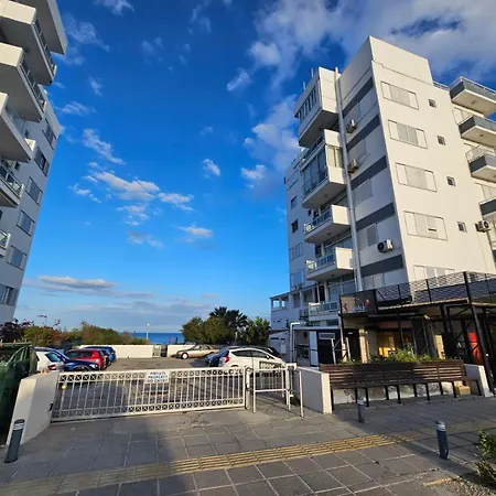 Makenzy Sandy Beachfront Paradise Apartment